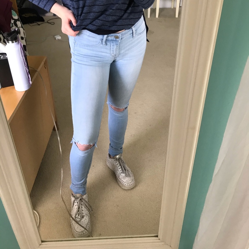 Hollister might wash jegging with knee rip